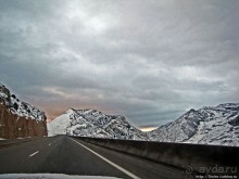 Суровые пейзажи северовосточной Юты. Зимой по штату на авто