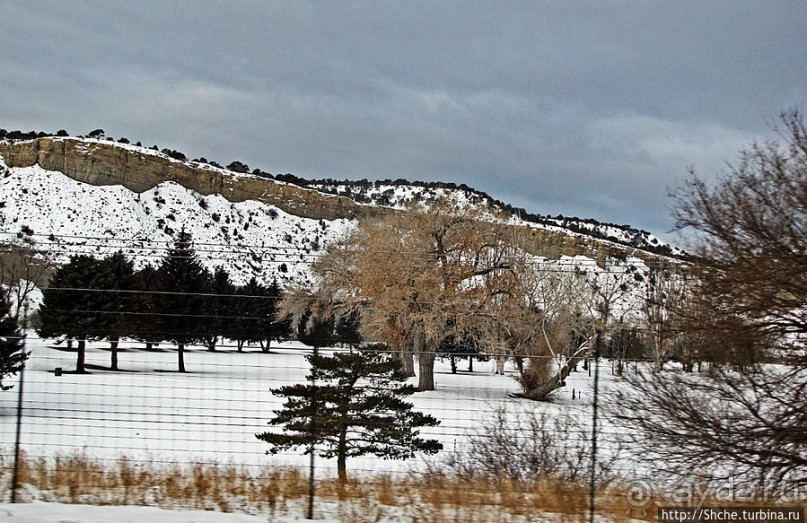 Суровые пейзажи северовосточной Юты. Зимой по штату на авто