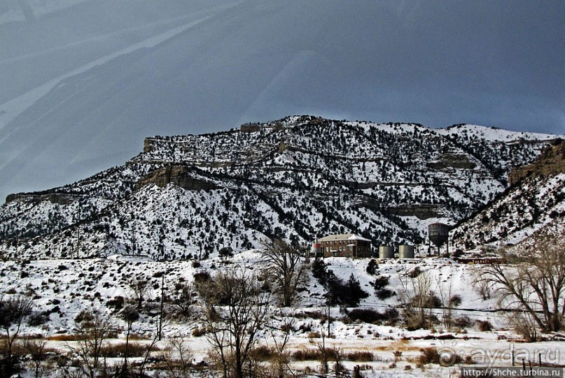 Суровые пейзажи северовосточной Юты. Зимой по штату на авто