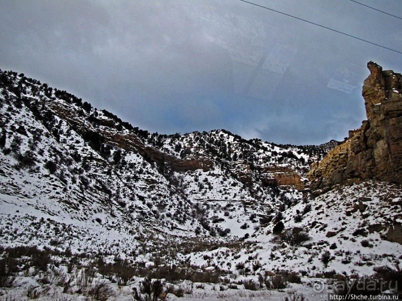 Суровые пейзажи северовосточной Юты. Зимой по штату на авто