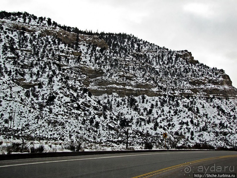 Суровые пейзажи северовосточной Юты. Зимой по штату на авто