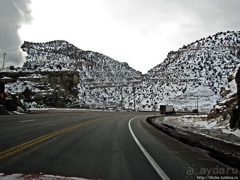 Суровые пейзажи северовосточной Юты. Зимой по штату на авто