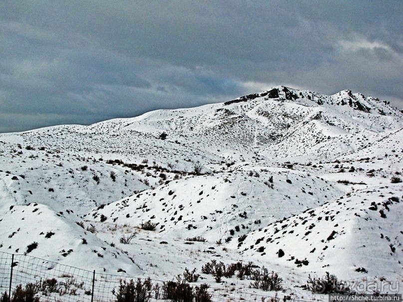 Суровые пейзажи северовосточной Юты. Зимой по штату на авто