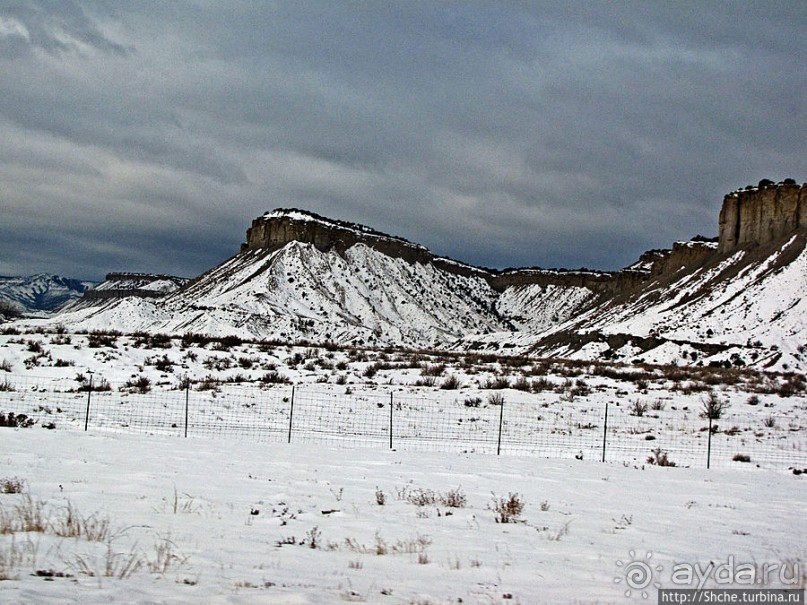 Суровые пейзажи северовосточной Юты. Зимой по штату на авто