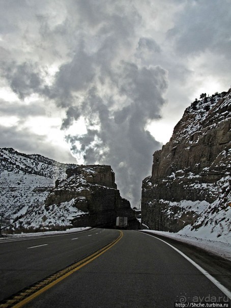 Суровые пейзажи северовосточной Юты. Зимой по штату на авто