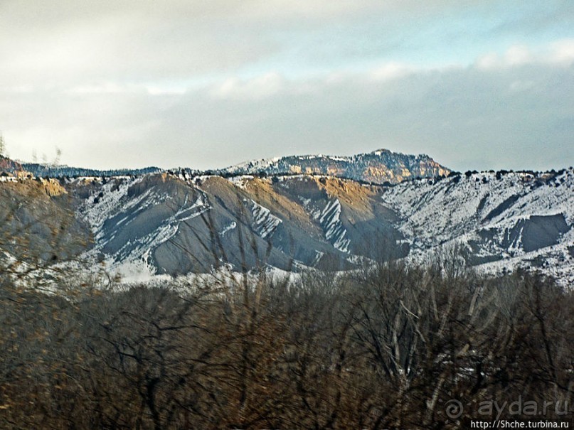 Суровые пейзажи северовосточной Юты. Зимой по штату на авто