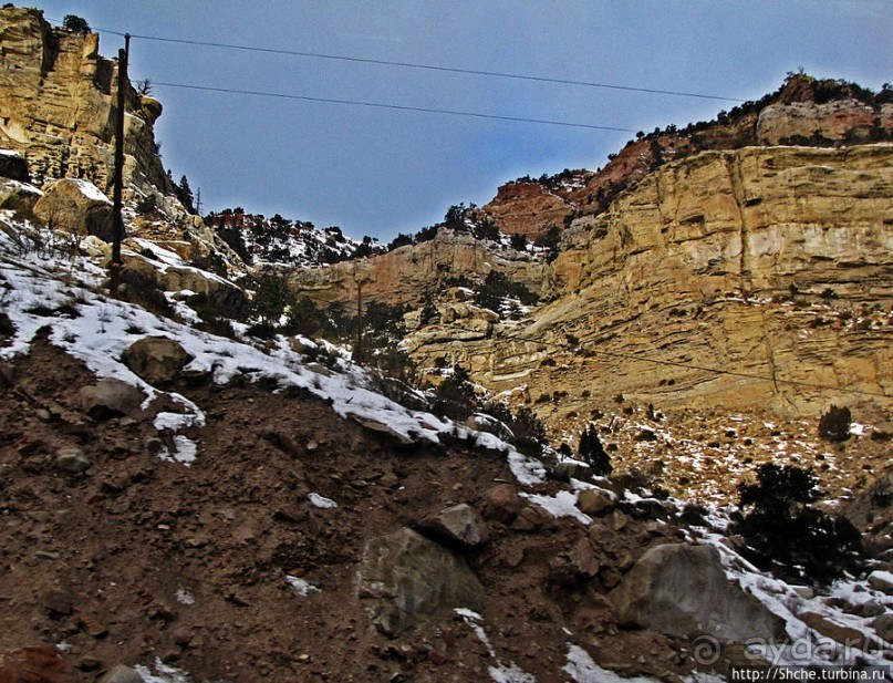Суровые пейзажи северовосточной Юты. Зимой по штату на авто