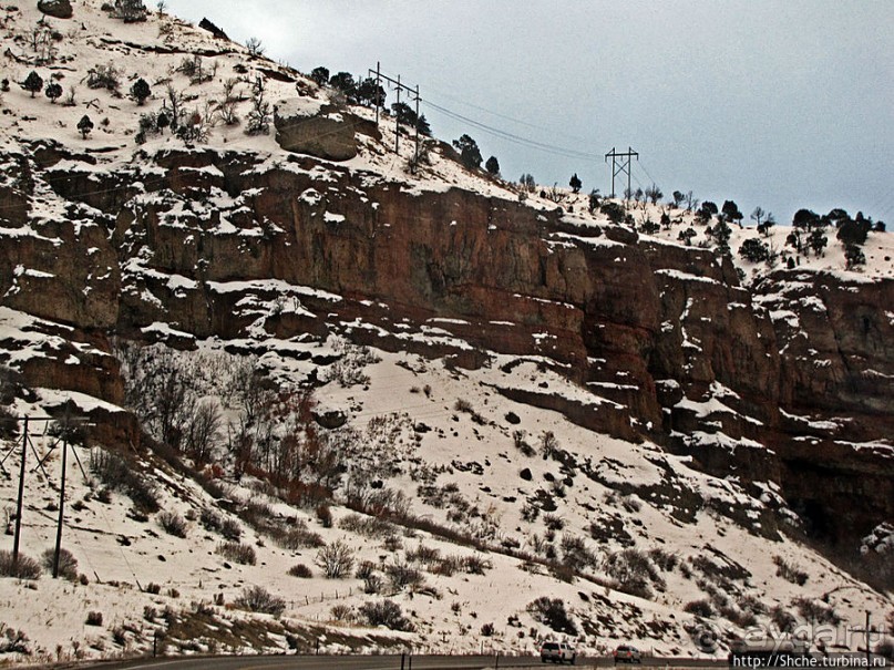 Суровые пейзажи северовосточной Юты. Зимой по штату на авто