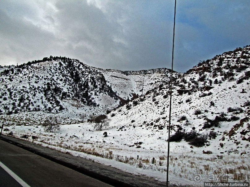 Суровые пейзажи северовосточной Юты. Зимой по штату на авто