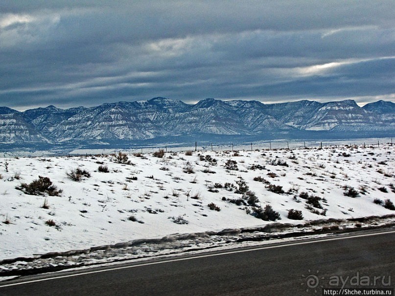 Суровые пейзажи северовосточной Юты. Зимой по штату на авто
