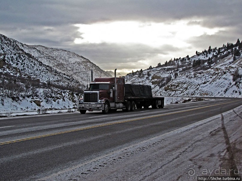 Суровые пейзажи северовосточной Юты. Зимой по штату на авто