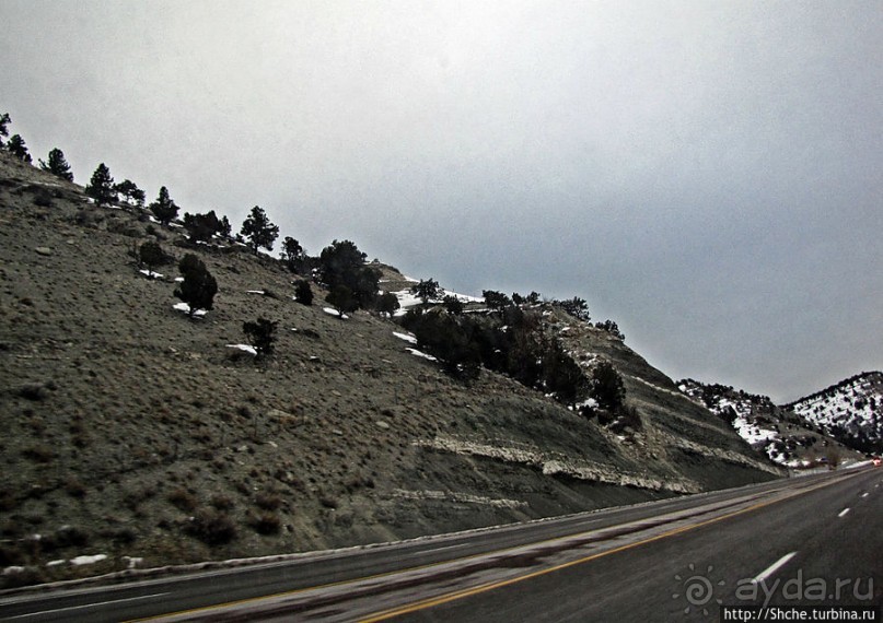 Суровые пейзажи северовосточной Юты. Зимой по штату на авто