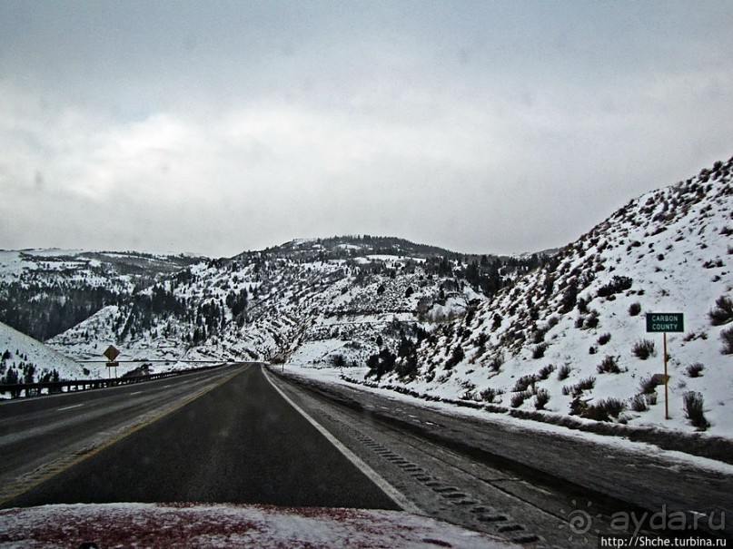 Суровые пейзажи северовосточной Юты. Зимой по штату на авто