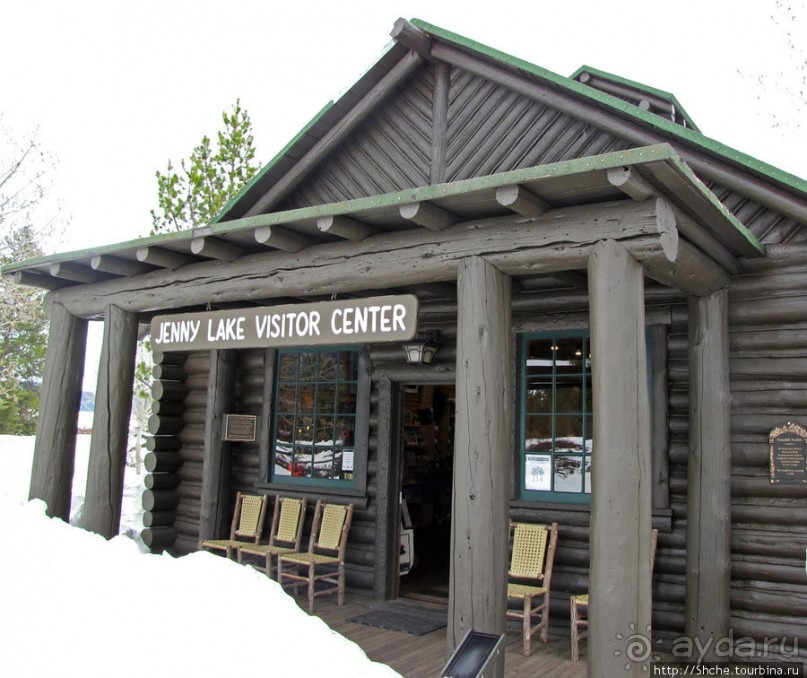 Jenny Lake в мае - лед и лоси на берегу