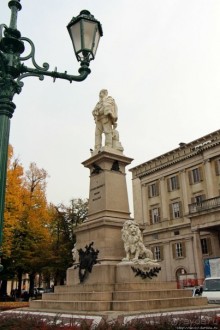 Чтобы не сбились мы с пути, горят ночные фонари