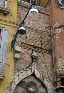 Чтобы не сбились мы с пути, горят ночные фонари