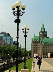 Чтобы не сбились мы с пути, горят ночные фонари