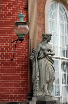 Чтобы не сбились мы с пути, горят ночные фонари