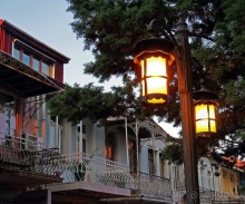 Чтобы не сбились мы с пути, горят ночные фонари