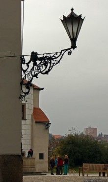 Чтобы не сбились мы с пути, горят ночные фонари