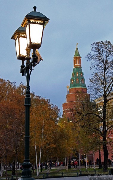 Чтобы не сбились мы с пути, горят ночные фонари