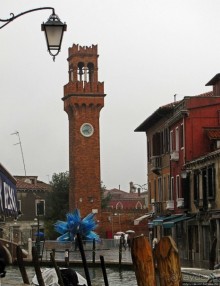 Чтобы не сбились мы с пути, горят ночные фонари