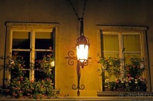 Чтобы не сбились мы с пути, горят ночные фонари