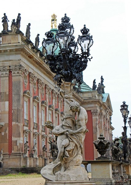 Чтобы не сбились мы с пути, горят ночные фонари