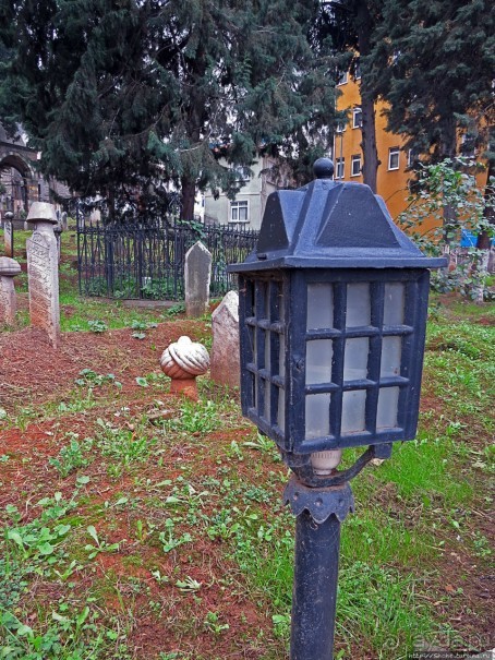 Чтобы не сбились мы с пути, горят ночные фонари