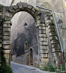 Чтобы не сбились мы с пути, горят ночные фонари