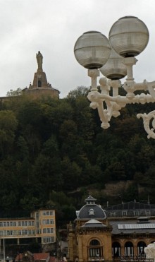 Чтобы не сбились мы с пути, горят ночные фонари