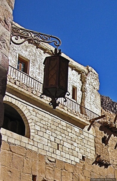 Чтобы не сбились мы с пути, горят ночные фонари