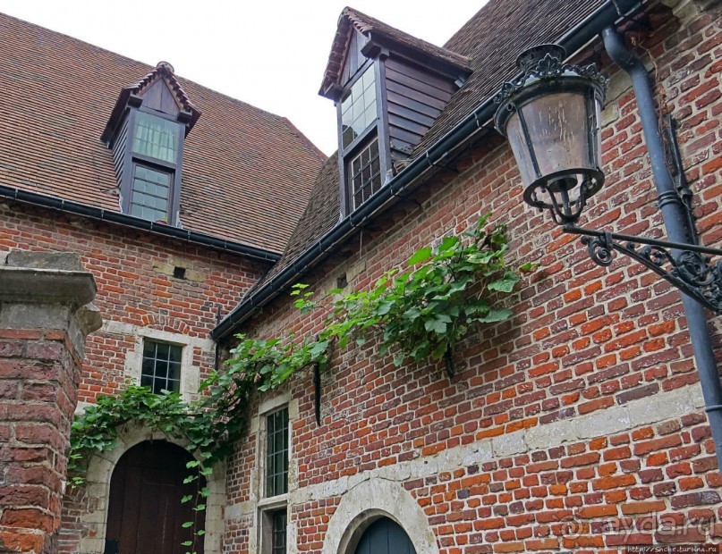 Чтобы не сбились мы с пути, горят ночные фонари