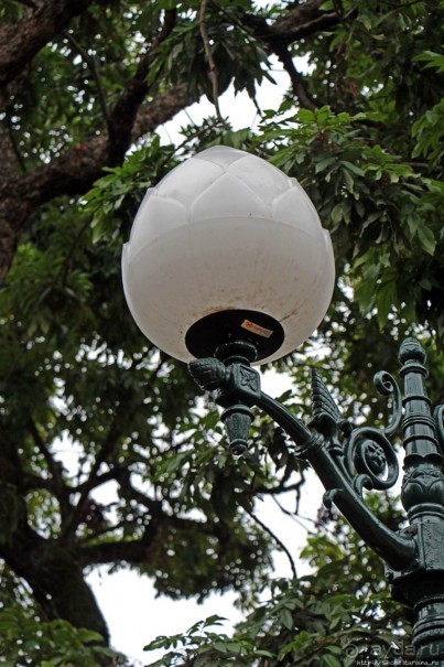 Чтобы не сбились мы с пути, горят ночные фонари