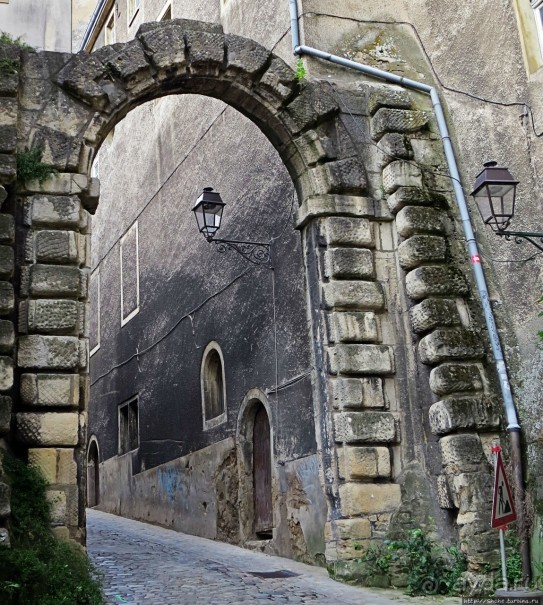 Чтобы не сбились мы с пути, горят ночные фонари