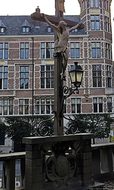 Чтобы не сбились мы с пути, горят ночные фонари