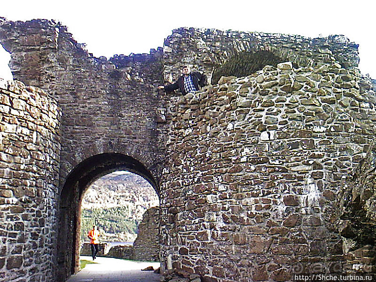 Над черными водами Лох-Несса, крепость Уркухарт