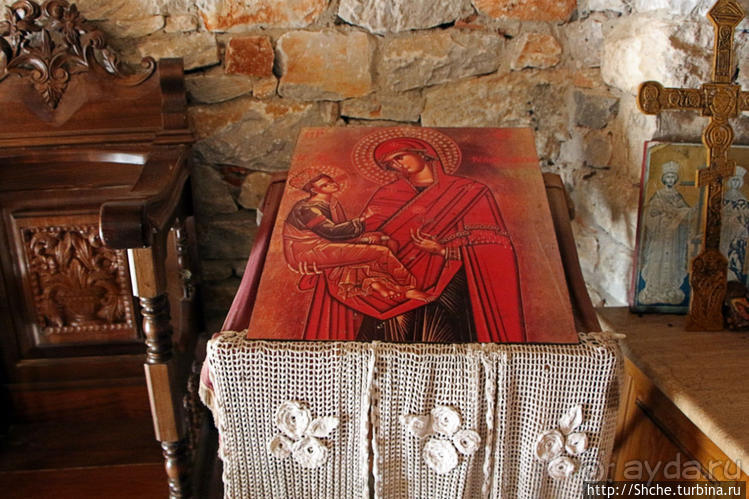 В лесу под горою на берегу у пещеры ... православная церковь