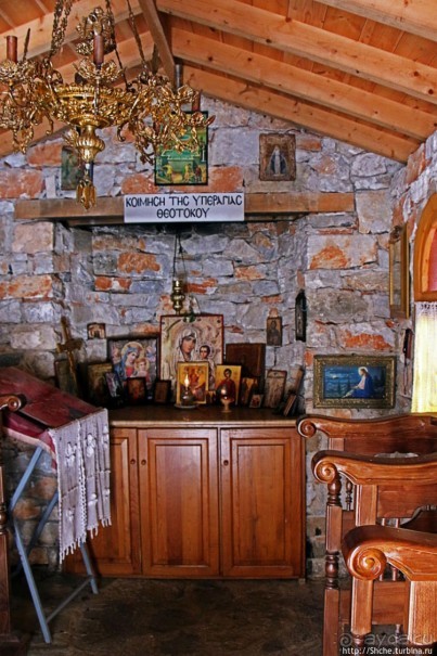 В лесу под горою на берегу у пещеры ... православная церковь