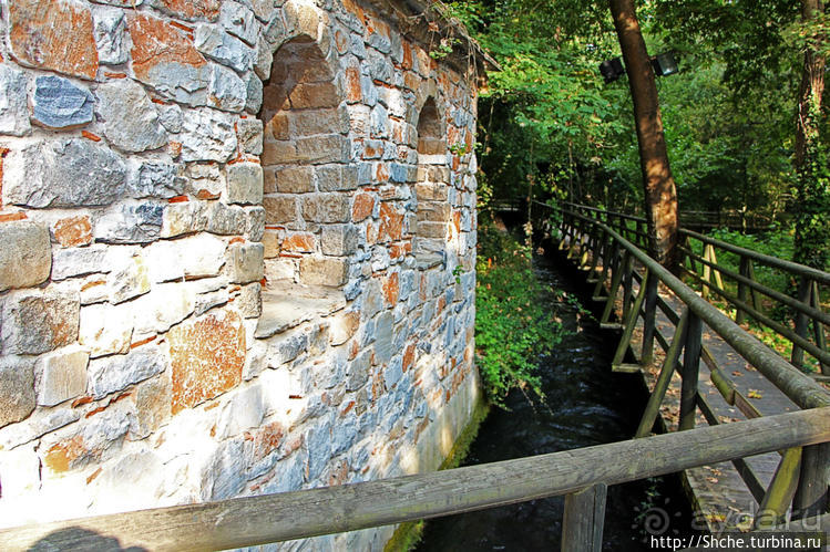 В лесу под горою на берегу у пещеры ... православная церковь