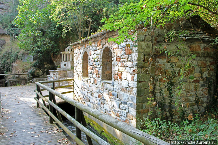 В лесу под горою на берегу у пещеры ... православная церковь