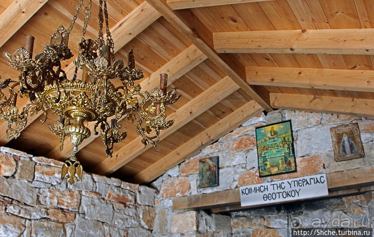 В лесу под горою на берегу у пещеры ... православная церковь