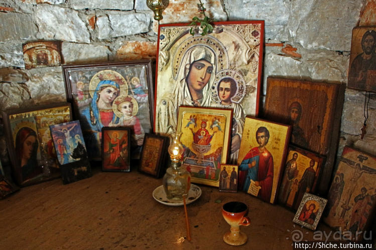 В лесу под горою на берегу у пещеры ... православная церковь