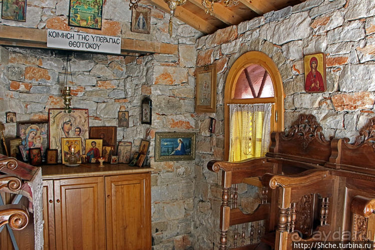 В лесу под горою на берегу у пещеры ... православная церковь