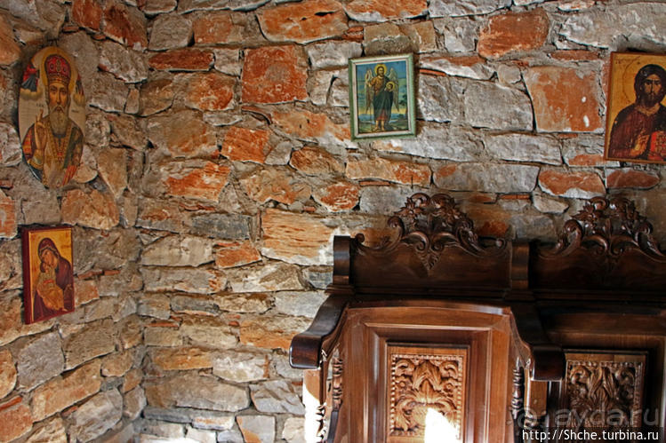 В лесу под горою на берегу у пещеры ... православная церковь