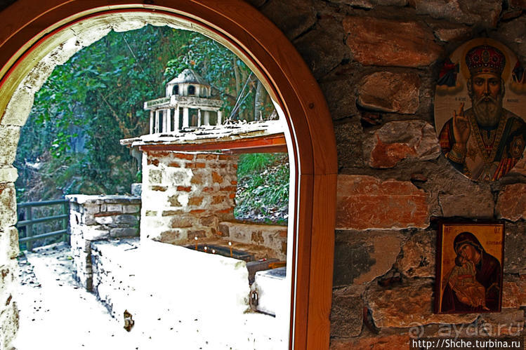 В лесу под горою на берегу у пещеры ... православная церковь