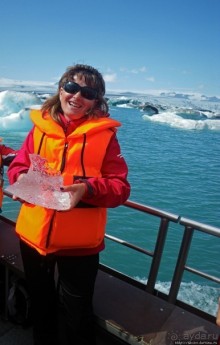 По лагуне причудливо-тающих льдов на плавающем авто-корабле