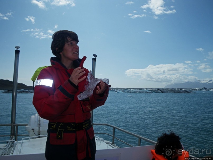 По лагуне причудливо-тающих льдов на плавающем авто-корабле