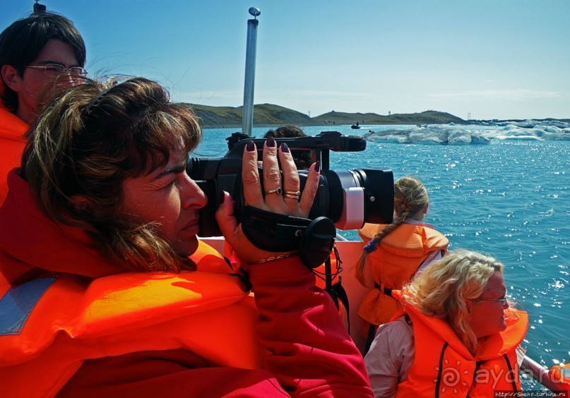 По лагуне причудливо-тающих льдов на плавающем авто-корабле