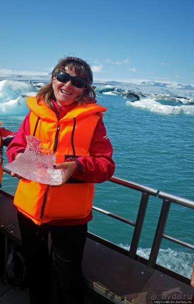 По лагуне причудливо-тающих льдов на плавающем авто-корабле